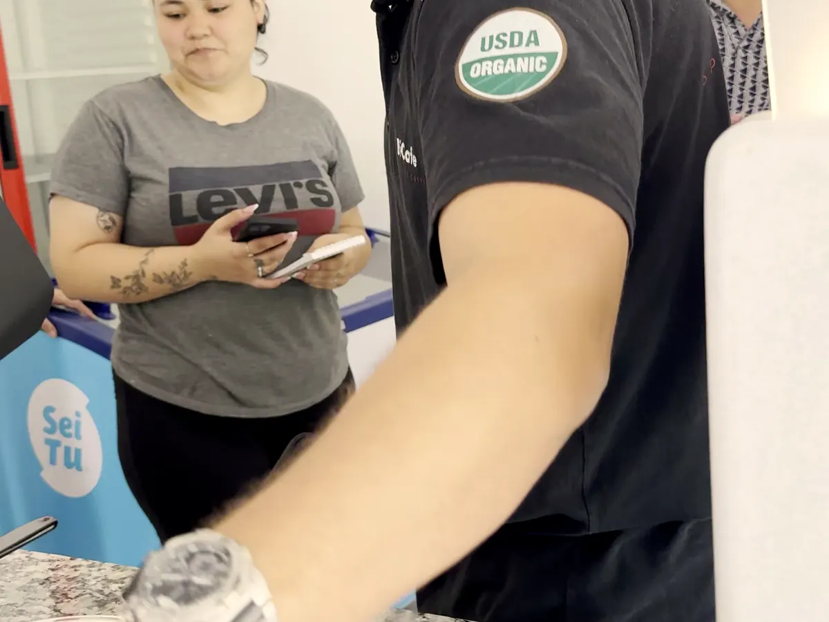 Barista capacitando a cafetería en uso de equipamiento Coffee Lovers